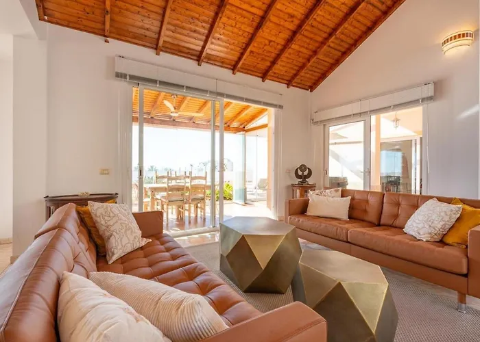 Вилла Evita Private Pool, Jacuzzi & Sea Views Адехе