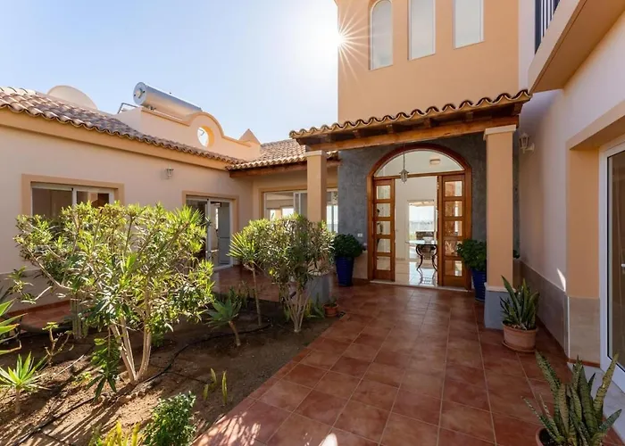 Evita Private Pool, Jacuzzi & Sea Views Вилла