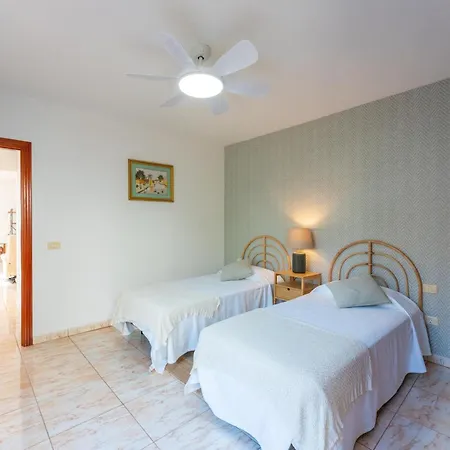 Evita Private Pool, Jacuzzi & Sea Views וילה אדחה