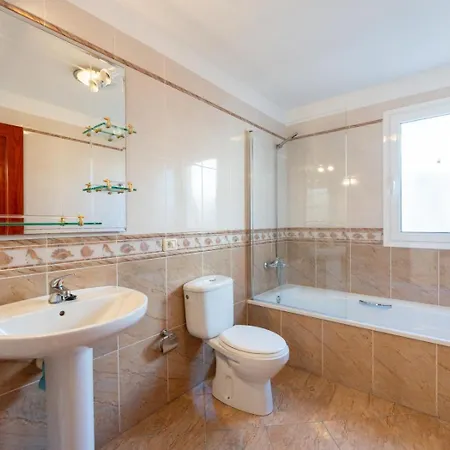Evita Private Pool, Jacuzzi & Sea Views וילה