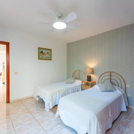 Evita Private Pool, Jacuzzi & Sea Views וילה אדחה