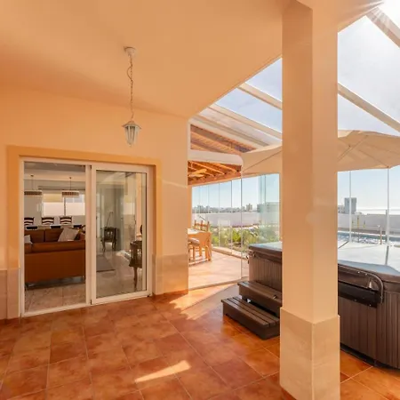 Evita Private Pool, Jacuzzi & Sea Views וילה