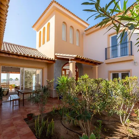 Evita Private Pool, Jacuzzi & Sea Views וילה