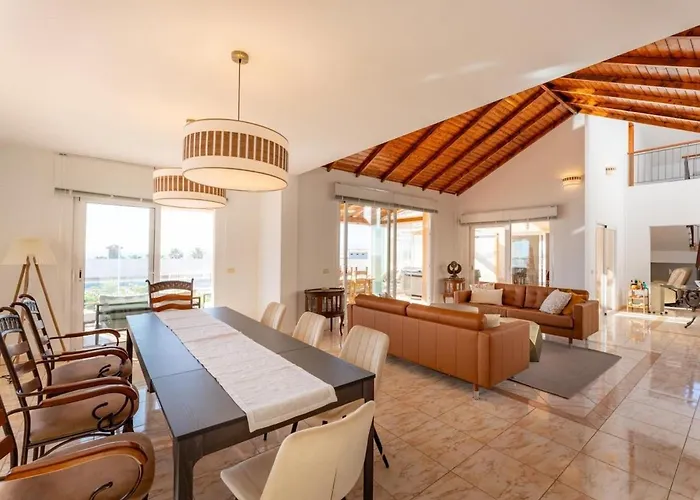 Evita Private Pool, Jacuzzi & Sea Views Villa *